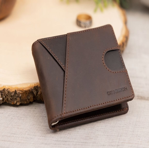 Portefeuille en cuir noir élégant avec plusieurs fentes pour cartes, à la fois fermées et ouvertes. Disponible à un prix de gros. - Product Image 2