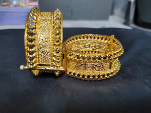 Brazaletes de grado genuino con 22 CT Metal dorado Hecho en forma redonda Brazaletes de último diseño a la venta por exportadores - Product Image 2