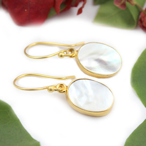 Lujo elegante blanco natural perla de agua dulce forma ovalada 24K chapado en oro pendiente colgante para mujer Joyería Al por mayor para la India - Product Image 3