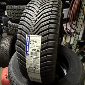 Pneu Michelin CrossClimate 2 245/45R21 104V 100% Premium pour véhicule de tourisme toutes saisons avec bande de roulement directionnelle en V - Product Image 1