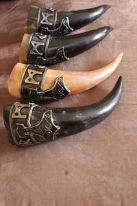 Taza de cerámica de cuerno vikingo festivo hecho a mano para hidromiel y cerveza para fiestas navideñas y alegrías navideñas - Product Image 3