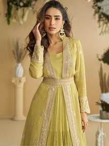Dernier modèle de Salwar Kameez de créateur en tissu de soie Chinon lourd à 3 couches avec broderie et travail de sequins, accompagné d'une étole, collection 2026 SIE - Product Image 3