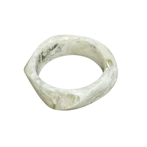 Brazalete de Resina con Efecto Mármol Blanco Vintage - Brazalete Ancho Irregular de Acrílico - Joyería de Resina Pulida a Mano de Primera Calidad - Product Image 1