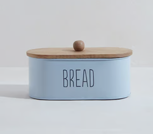 Panera ovalada de metal azul pastel con tapa y pomo de madera, letras negras de 'BREAD', disponible a precios de mayoreo - Product Image 1