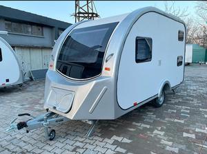 Caravane blanche tout-terrain 4x4 en aluminium avec salle de bain, cuisine et lit. - Product Image 3