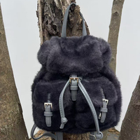 Sac à dos unisexe en fausse fourrure moelleuse crème, mini sac à dos décontracté pour voyage et école, avec pendentif en peluche Kawaii, fermeture éclair