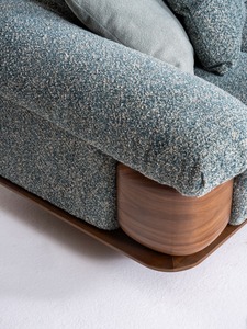 Sofá de Lujo Inaya de 4 Plazas con Tapicería de Tela de Primera Calidad y Base de Madera para una Elegancia y Comodidad Superior - Product Image 5