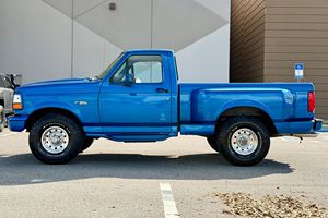 Ford F-150 Flareside XLT 4x4 de 1992, Motor V8 de 5.8 Litros, Caja Flareside, Color Azul Lapis Metálico - Product Image 3