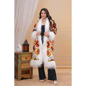 Veste en fausse fourrure brodée à la main pour femmes, style Sujani floral, avec embellissements élégants, idéale pour les occasions festives - Product Image 2