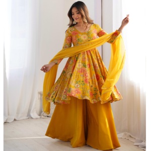 L'élégant Salwar Kameez pakistanais le plus vendu avec des tissus luxueux pour les occasions festives et formelles à des prix abordables - Product Image 1