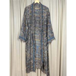 Vestido Kimono de Seda Reciclada Estilo Boho Chic Vintage para Mujer, Ideal para la Playa, Resort, Casa o como Bata de Baño - Product Image 5