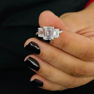 Bague de fiançailles solitaire en or massif 14 carats CVD IGI certifié émeraude à trois pierres. - Product Image 5