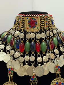 Collar Grandioso Estilo Afgano con Piedras Ovaladas Verdes Extra Grandes, Flecos de Monedas de Plata Masivas, Hecho a Mano, Estilo Guluband - Product Image 6