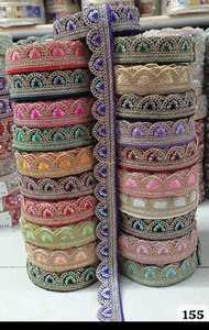 Lacets brodés à la machine sur mesure dans des motifs et en cinq couleurs en 2 pouces de largeur avec paillettes et bordure de fil bouclé. - Product Image 4