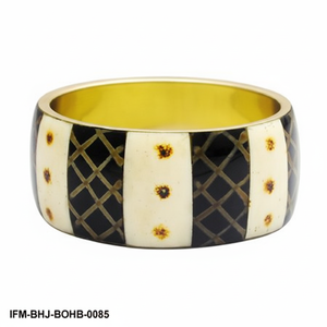 Bracelet manchette en laiton fait main avec pointe en corne noire martelée, jonc doré statement, cadeau pour elle - Product Image 3