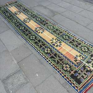 Alfombra Turca Vintage de 2.7x10.4 pies, Alfombra de Lana Azul con Estampado Animal - Product Image 2