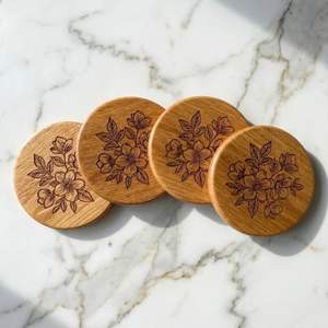 Sous-verre rond en bois d'acacia avec gravure Fleur - best-seller - vente en gros - Product Image 1