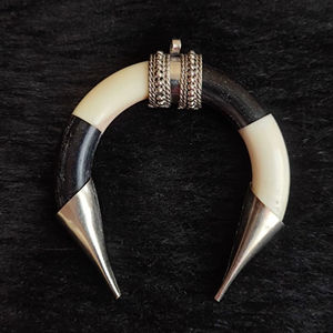 Collar con Colgante de Hueso de Búfalo, Joyería Tribal Natural y Sostenible para Mujer, Alta Calidad - Product Image 1