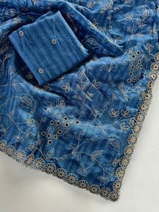 Sari de Seda Pura para Mujer con Hermoso Trabajo de Hilo a Mano, Diseño Floral Elegante y Borde Calado - Product Image 2