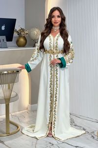 DESIGN ÉBLOUISSANT ET MAGNIFIQUE DE BRODERIE ZARI À LA MAIN SUR CAFTAN BLANC AVEC ROBE TRAIL POUR FÊTE-WEAR & Mariage = 2024 - Product Image 2