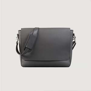 Bolso Mensajero de Cuero Carismatico Vintage Gris con Logotipo Personalizado y Cadenas Geométricas para Primavera/Verano - Product Image 1