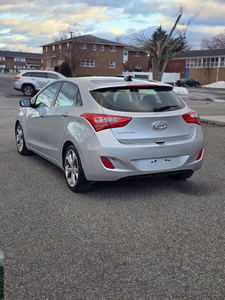 Hyundai Elantra GT 2013 d'occasion en excellent état, finition GT, traction avant, boîte manuelle 6 vitesses, hayon, extérieur argenté, moteur 1.8L, consommation combinée de 14 litres/100 km - Product Image 5