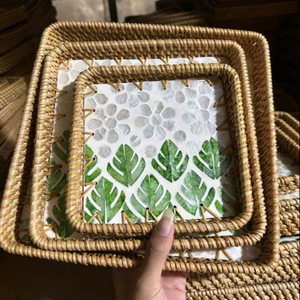 Plateau de service en bambou fait main, écologique, en rotin tressé avec motif incrusté de nacre - Product Image 1