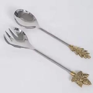 Cuillère et fourchette à salade en laiton, ensemble de service à salade en laiton avec manche torsadé et gaufré doré - Product Image 3