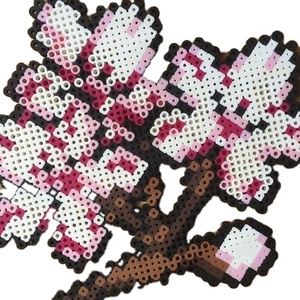 Posavasos/Portaetiquetas de Perlas Perler con Diseño de Flor de Cerezo de Moda - Product Image 1