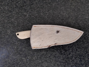 Couteau de chasse en acier damas fabriqué à la main bord partiellement dentelé poignée en os de chameau garde en laiton gaine de peau de vache 3 ans - Product Image 4