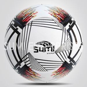 Ballon de football d'entraînement polyvalent conçu pour favoriser les mouvements de passe et les exercices de tir contrôlé - Product Image 1