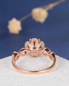 Bague Fleur Personnalisable en Or Rose Massif 10K avec Halo à Tige Fendue Rubis de 7mm de Coupe Ronde en Laboratoire-Various Metal Tone Option - Product Image 4