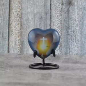 Elegantes urnas de corazón con recuerdo de metal con grabado de la Cruz de Jesús y revestimiento de esmalte duradero. Con la mejor calidad - Product Image 4