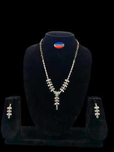 Ensemble de bijoux en acier inoxydable pour femmes de style vintage avec collier et boucles d'oreilles en diamant pour les occasions de fêtes de mariage - Product Image 4