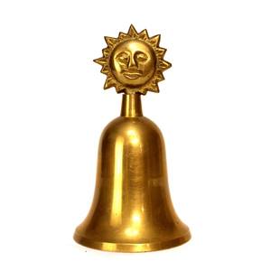 Cloche à main traditionnelle en laiton avec manche en bois durable et vieilli, idéale pour les centres de yoga, les salles de mariage et les spectacles - Product Image 4