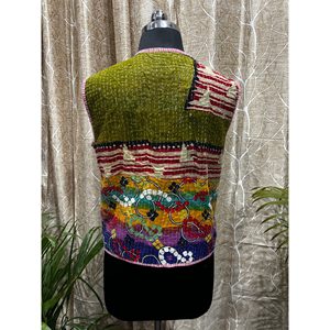 Gilet Kantha élégant pour femme, style décontracté chic et formel, avec gilet matelassé en coton, vêtement d'extérieur pour le printemps, décoration brodée - Product Image 4