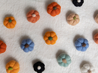 Mini Calabazas de Fieltro Coloridas de 4 cm para Decoraciones de Fiesta de Halloween Infantiles
