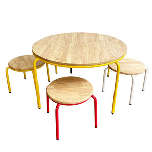Ensemble table et 4 chaises de maternelle au design moderne KGD023 avec plateau en bois et pieds en fer multicolores, mobilier scolaire - Product Image 1