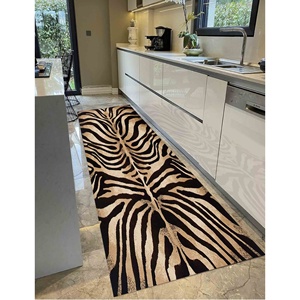 Tapis à imprimé zèbre : motif noir moderne, lavable en machine, tapis doux non tissé - Product Image 1