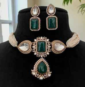 Conjunto de Aretes y Gargantilla de Moda Elegante Chapado en Oro Mate con Pedrería Kundan para Bodas y Celebraciones de Aniversario - Product Image 1