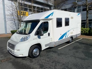 Autocaravana de Lujo Rimor Europeo 87P de Perfil Bajo, Modelo 2009, con Garaje XL, para Familias, en Venta - Product Image 3