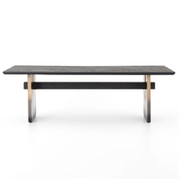 Table à manger en bois massif avec pieds de style large planche en finition laiton, pieds en acier inoxydable, motif ombré, design accrocheur
