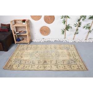 Tapis turc vintage de 3.9x6.2 pieds, beige, bleu, motif géométrique, laine classique de grande surface avec support en latex pour couloir de chambre à coucher - Product Image 1