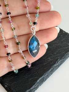 Collier en tourmaline pastèlle et labradorite, perles marquise, design moderne et audacieux, en argent sterling 925 fusionné - Product Image 3