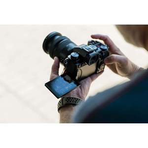 Caméra vidéo numérique professionnelle compacte 4K sans miroir plein format avec viseur OLED inclinable en direct, boîtier uniquement - Product Image 2