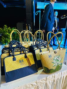 Panier de paille sac de plage Logo gravure et peinture cadeaux d'événement de mode pour les femmes vietnamiennes produits promotionnels - Product Image 5