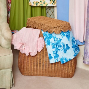 Cestas de almacenamiento para la ropa hechas de ratán natural con un tejido decorativo festoneado. - Product Image 4