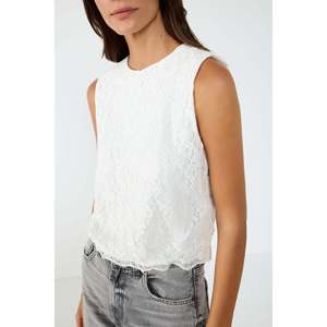 Blusa Casual sin Mangas con Encaje Bordado, Cuello Redondo, Parches Florales, Logotipo Frontal, Malla de Viscosa, Ajuste Regular, Elegante y Holgada para Fiesta - Product Image 4