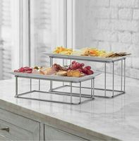 Support à cupcakes à 3 niveaux en métal argenté avec un aménagement spacieux et un design élégant pour les buffets de desserts et les rassemblements