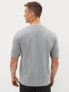 T-shirt Streetwear pour hommes Fournisseur de mode personnalisé Tenue confortable Style décontracté pour un usage quotidien et les commandes en gros - Product Image 3